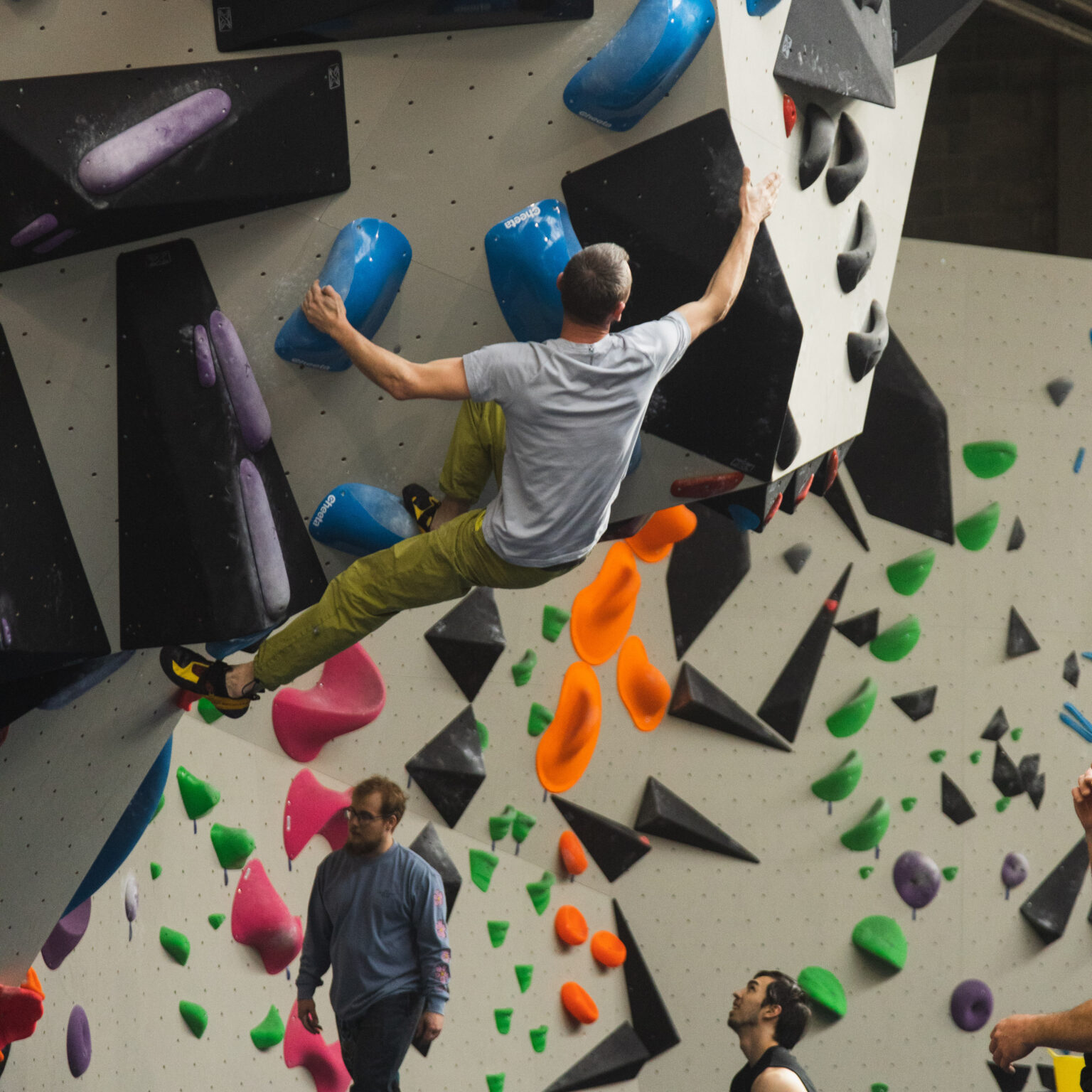 gym-boulderzone-adults-climbers-