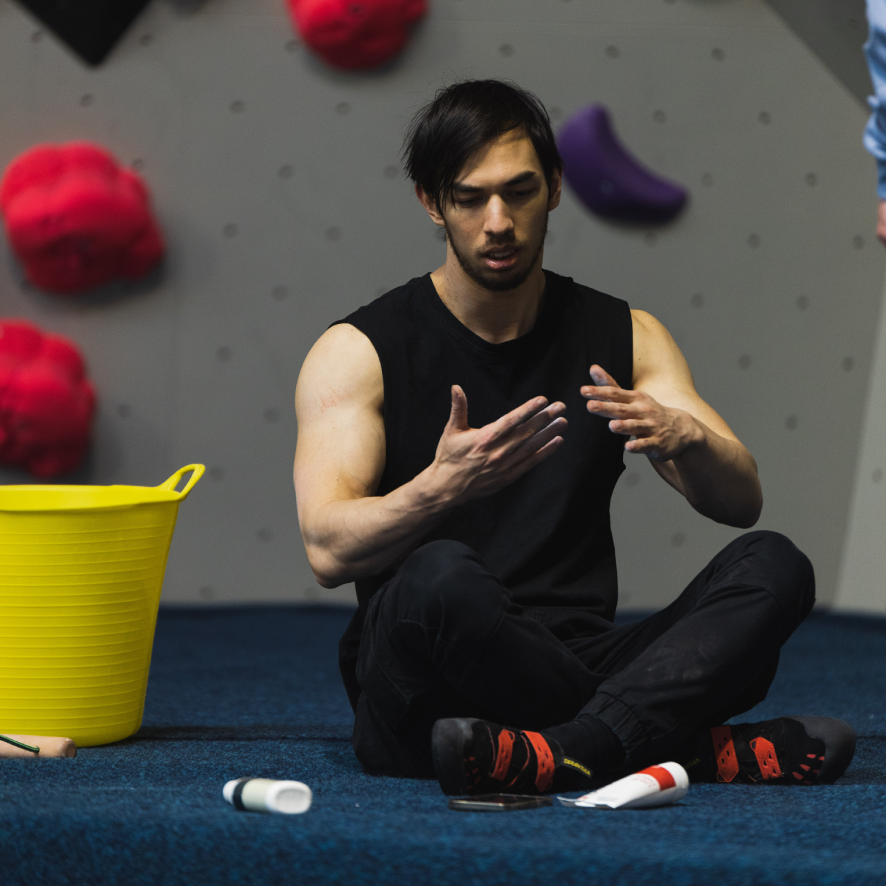 gym-boulderzone-adults-climbers-