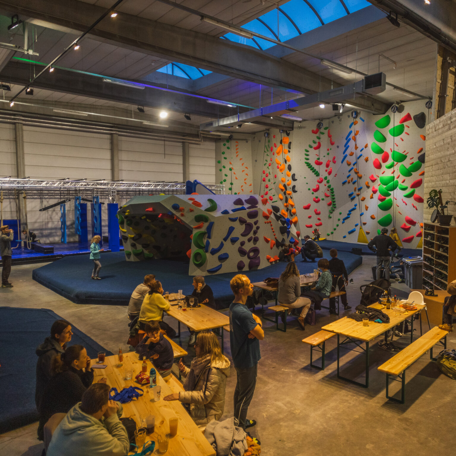 gym-kidszone-cafetaria-adults-kids-climbers-