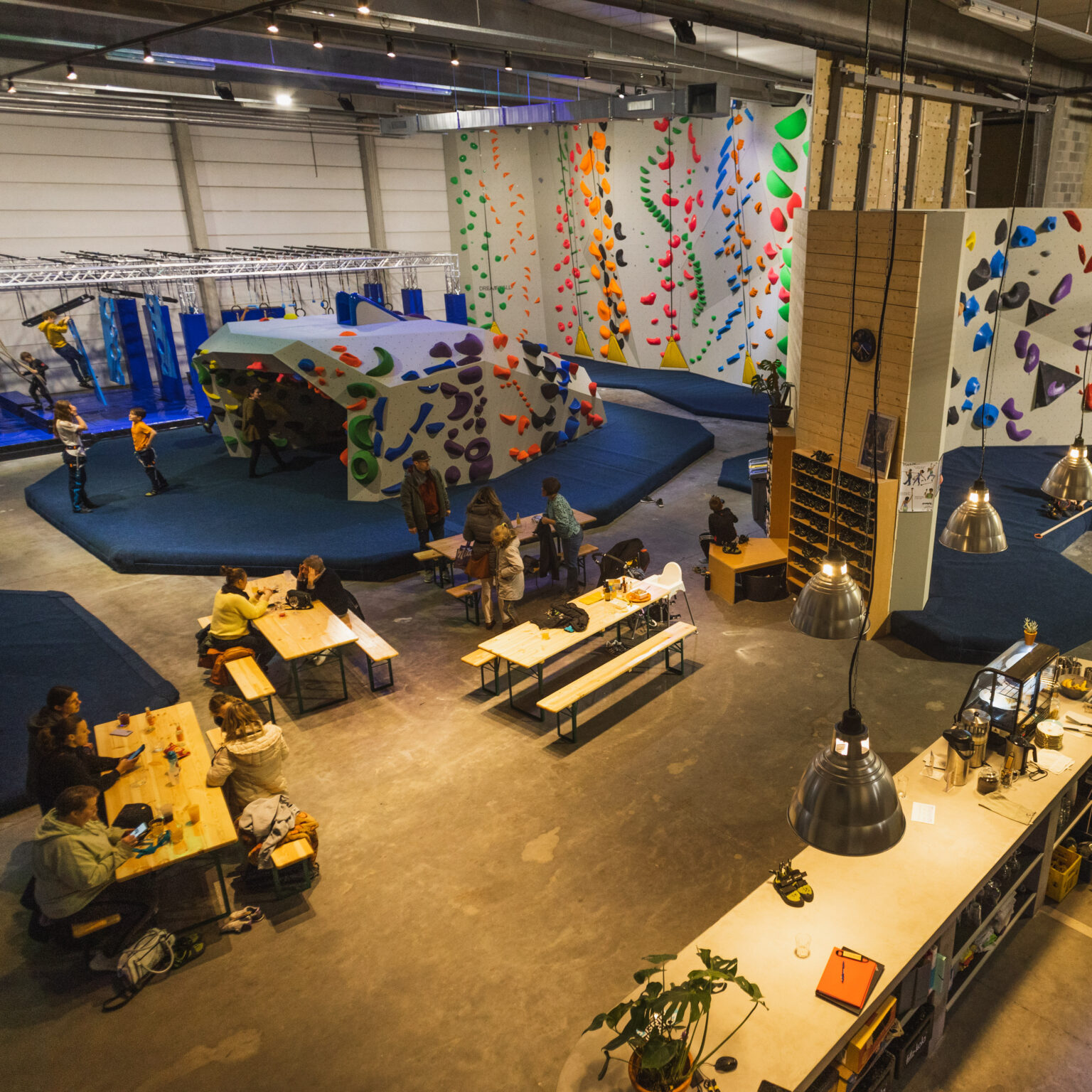 gym-kidszone-cafetaria-bar-adults-kids-climbers-