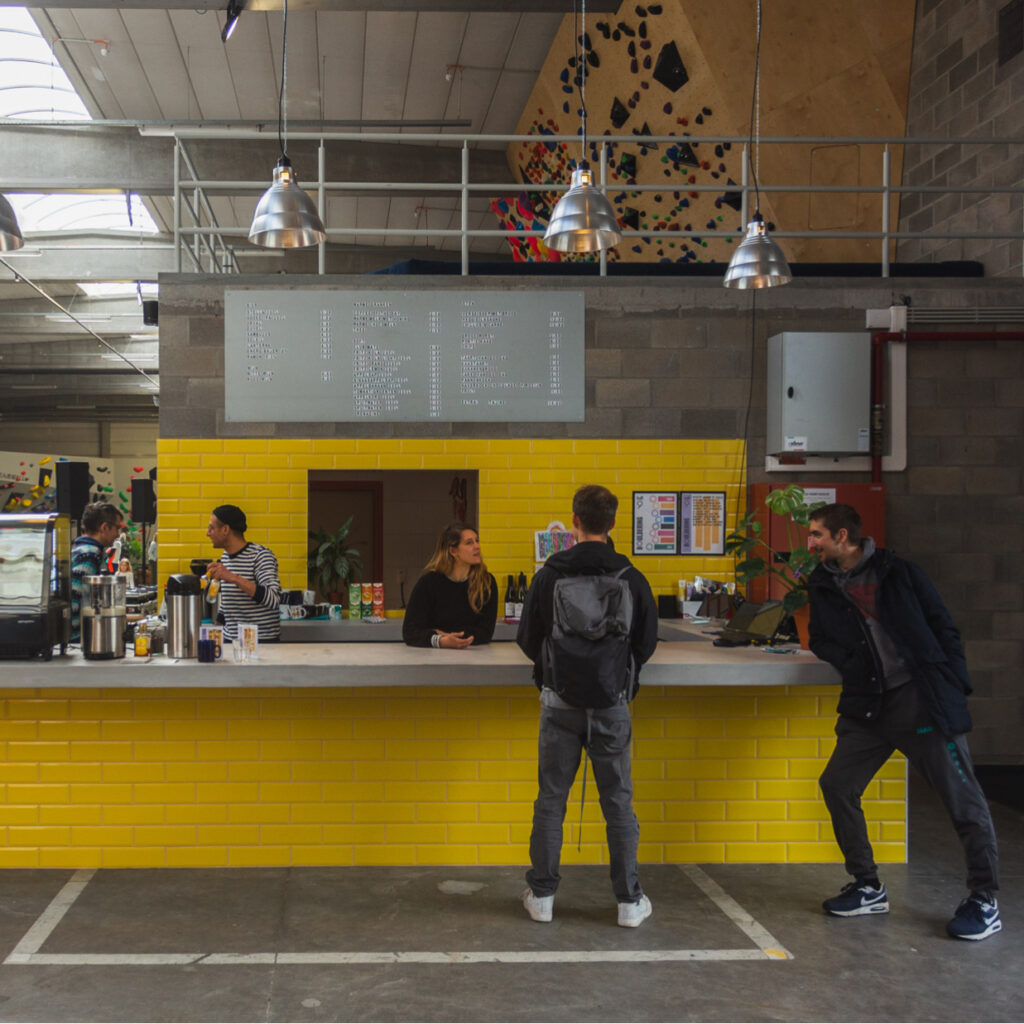 gym-boulderzone-cafetaria-bar-adults-