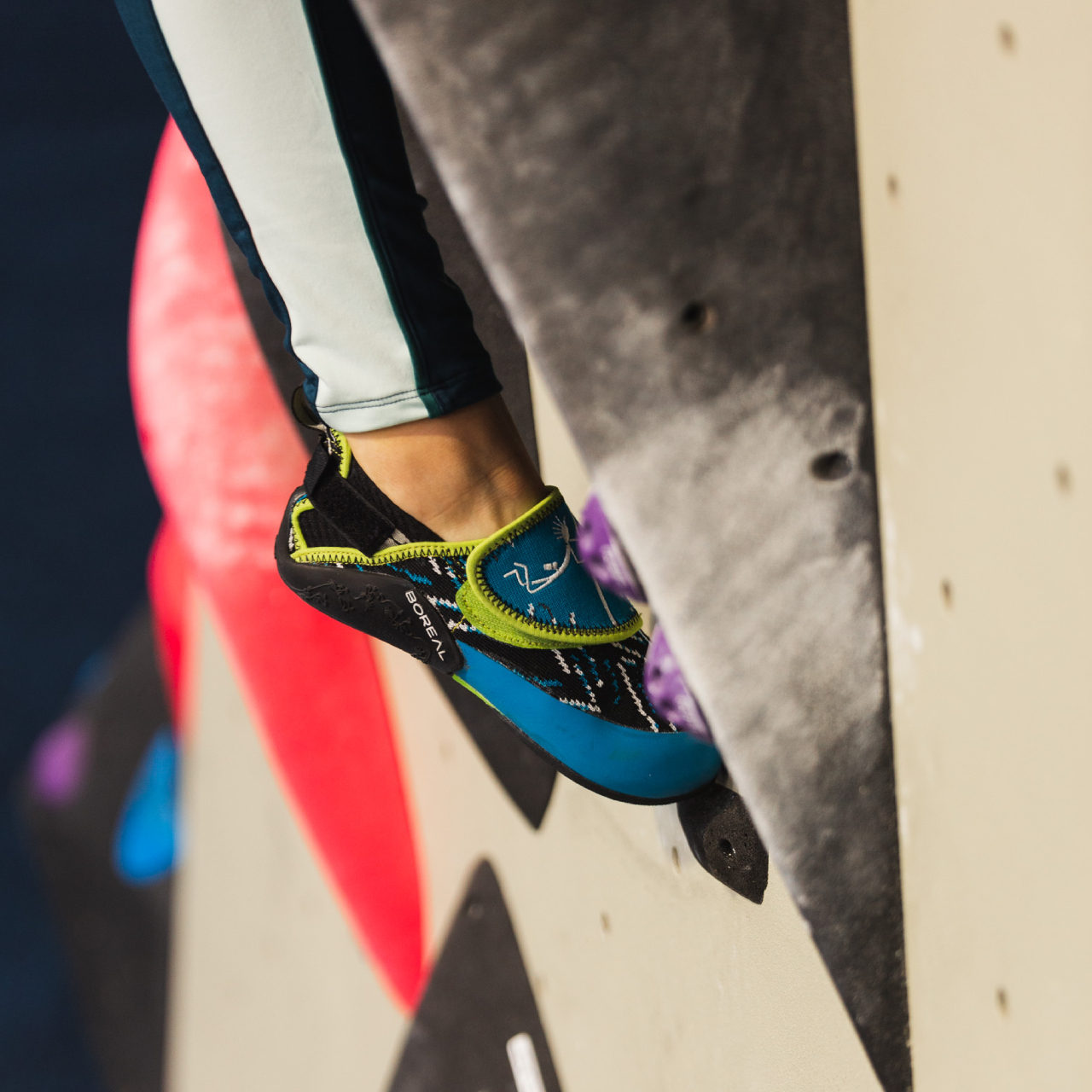 gym-boulder-kids-climber-